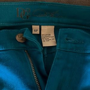 Woman’s pants, size 6, with zippered tapered bottoms. Excellent condition.